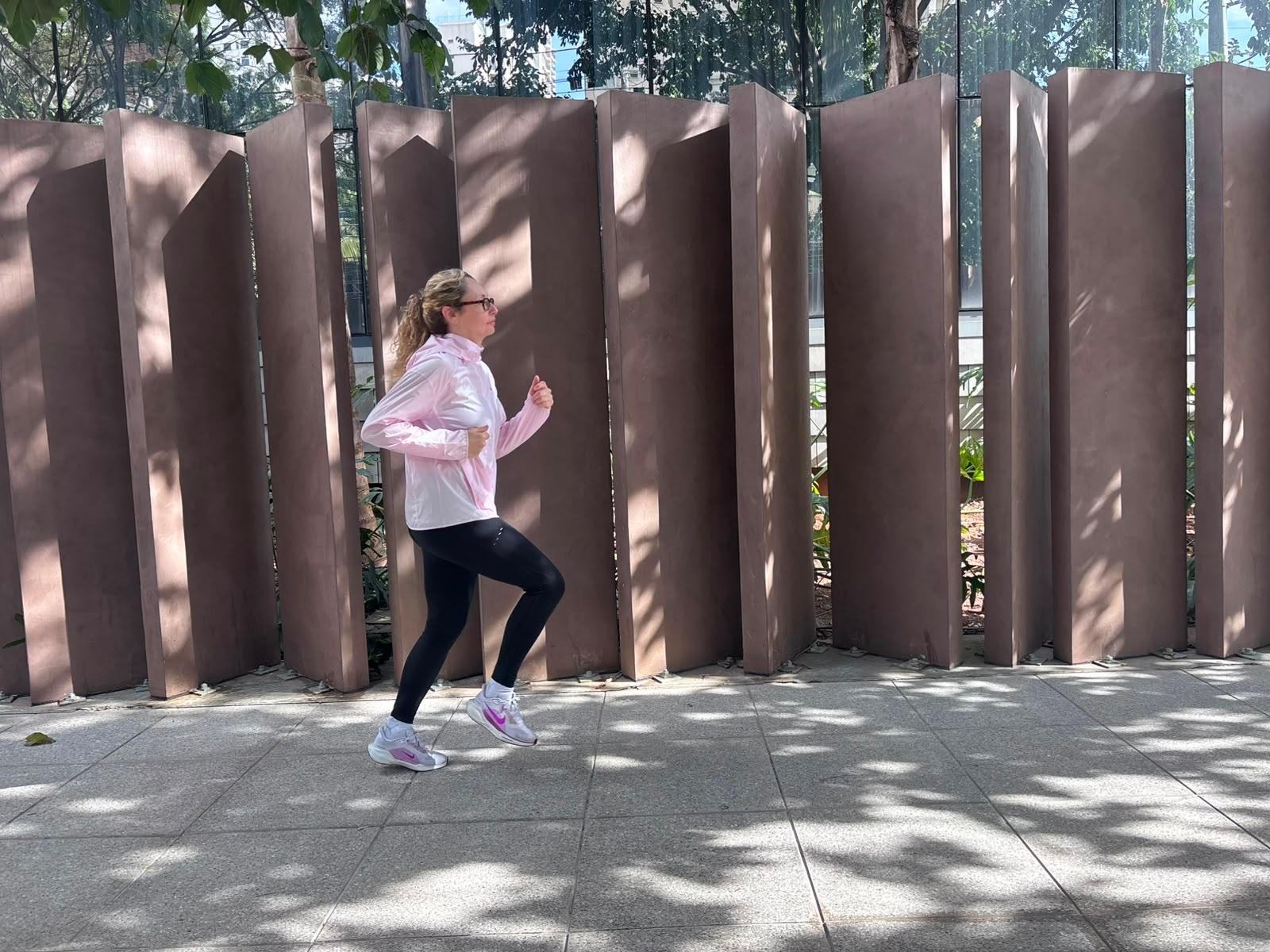Com jaqueta e legging da Nike - undefined