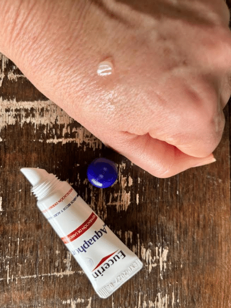 Textura do Aquaphor é leve e confortável Textura do Aquaphor é leve e confortável