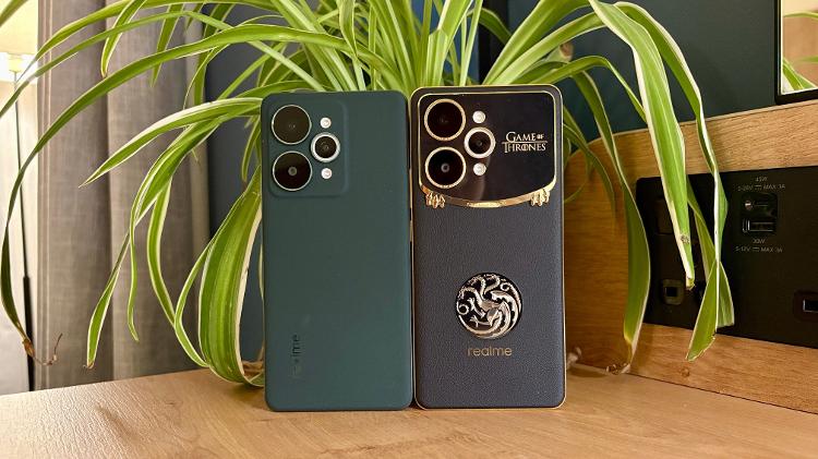 realme 15 Pro Game of Thrones (dir.) x realme 15 Pro padrão (esq.) realme 15 Pro Game of Thrones (dir.) x realme 15 Pro padrão (esq.)