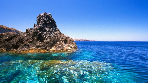 Essa feiúra aí é a ilha de Pantelleria, onde se faz um magnífico vinho doce Essa feiúra aí é a ilha de Pantelleria, onde se faz um magnífico vinho doce