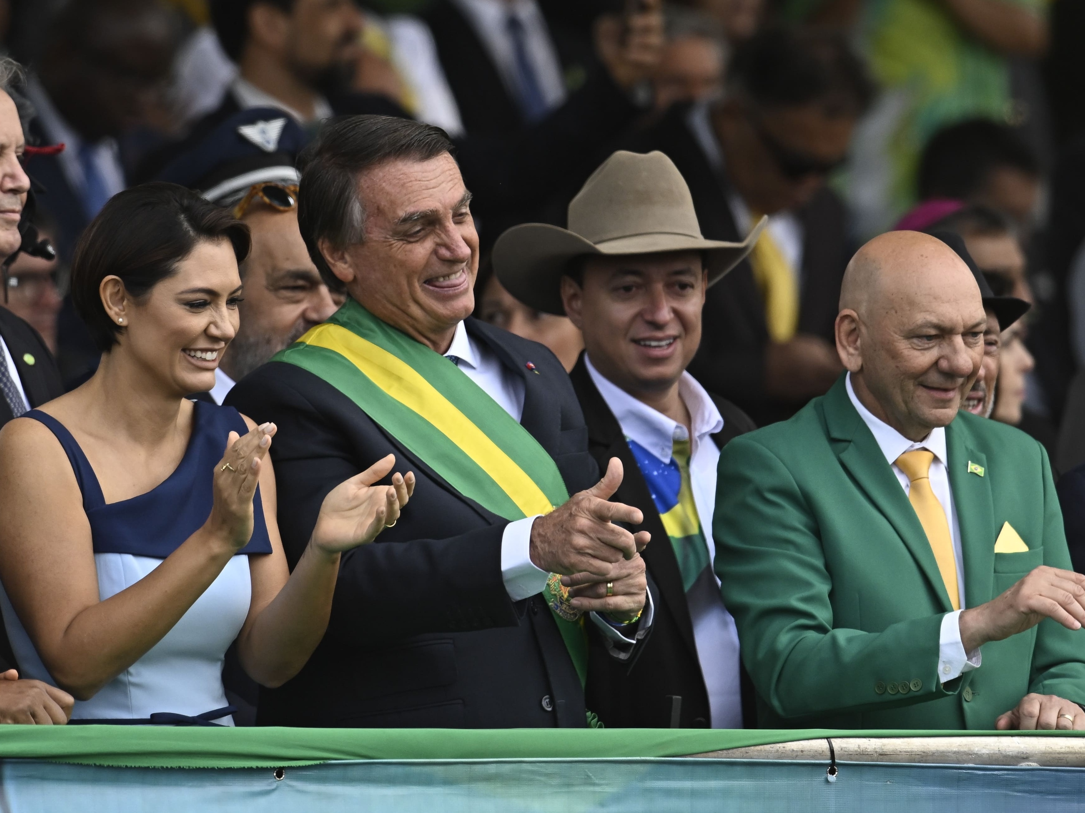 Bolsonaro dá 'nó tático' em TVs ao fazer propaganda eleitoral em ato cívico