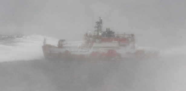 A tempestade de neve dificulta a avaliação dos danos ao navio
