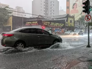 Fortes chuvas causam queda de avião, apagão e alagamentos em São Paulo