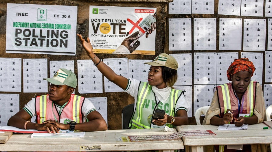 23.fev.2019 - Comissão de votação aguarda eleitores em estação montada na cidade de Yola, estado nigeriano de Adamawa - Luis Tato/AFP