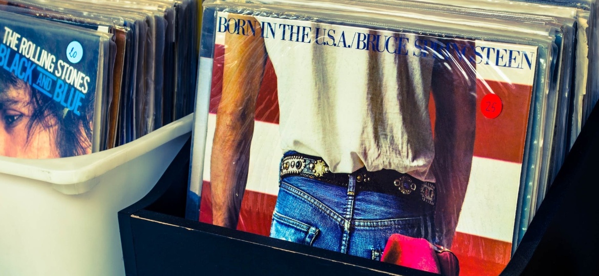 A bunda de Bruce Springsteen na capa de "Born in the U.S.A.", que não foi escolhido como álbum obrigatório pela Amoeba Music, mas que poderia ser - Pexels