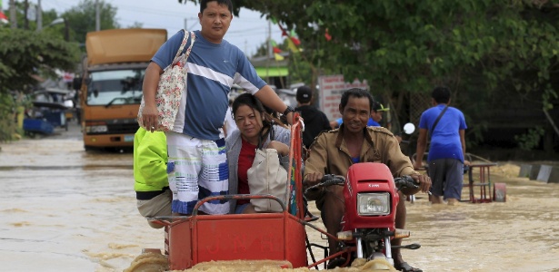 Moradores enfrentam alagamento provocado pela passagem de tufão Melor pelo centro das Filipinas - Romeo Ranoco/Reuters