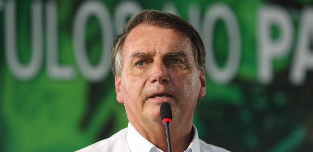 Mais da pandemia  | Sem mencionar  500 mil mortos ou protestos, Bolsonaro homenageia policiais 