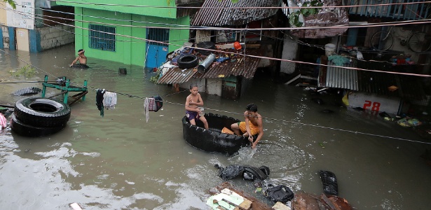 Inundação por fortes chuvas na cidade de Quezon - Rouelle Umali/Xinhua