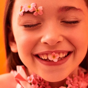 Thais Vandanezi, com edição de moda de Bárbara Chiré, make de Cris Lopes e cabelo de Ivana Santos