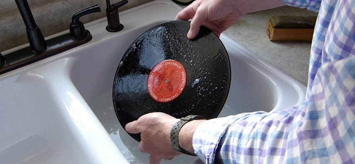Limpeza de disco de vinil, fundamental para LPs usados - Reprodução/YouTube