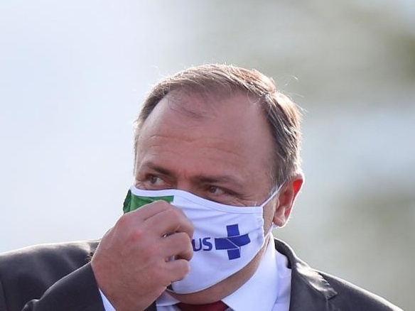 Nervoso, Pazuello já teme abandono e é aconselhado a ir fardado à CPI