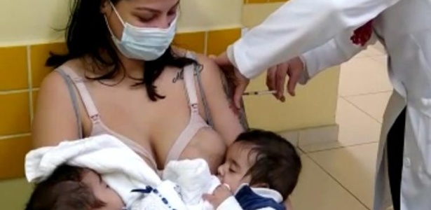 Contra covid-19 | 'É por eles', diz mãe  de gêmeos que recebeu dose da vacina enquanto amamentava