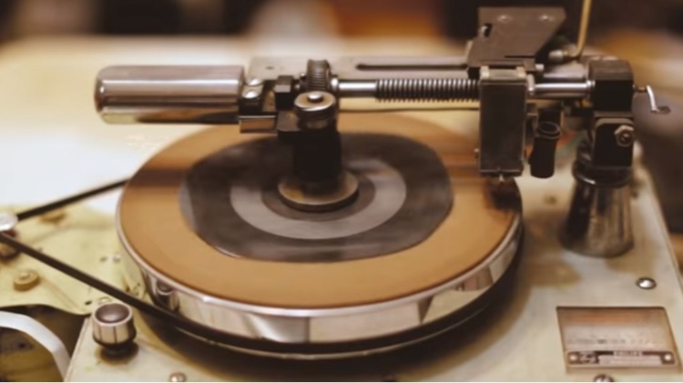 Aparelho caseiro de cortar discos usado na União Soviética - Reprodução - Reprodução