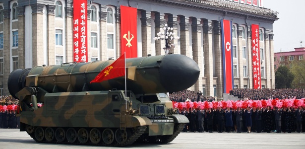 Pessoas celebram enquanto míssil é apresentado em parada militar na Coreia do Norte - Damir Sagolj/Reuters