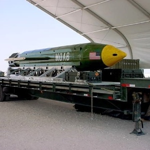 A bomba convencional GBU-43 é capaz de levar até 11 toneladas de explosivos - Eglin Air Force Base via AP