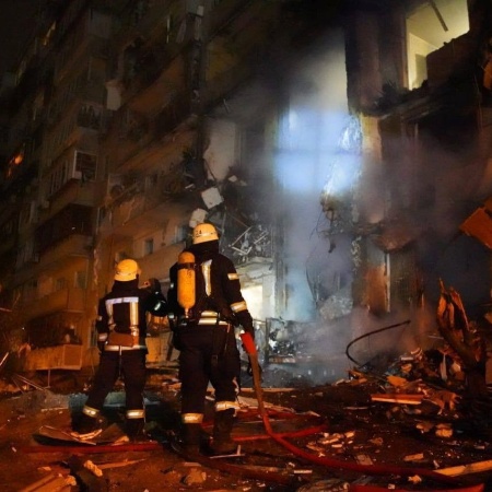 Prédio atingido por foguete de bombardeio russo à Kiev, capital da Ucrânia - Reprodução rede social 