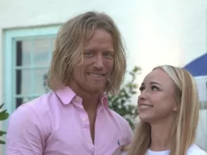 Reprodução/Instagram @twonaughtyblondes @channel4 @openhousethegreatsexexperiment