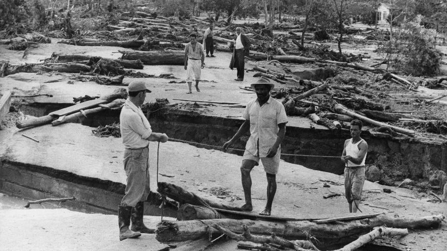 18.mar.1967 - Avalanche causada pelas chuvas em Caraguatatuba; de uma tragédia a outra, passaram-se 56 anos - Folhapress