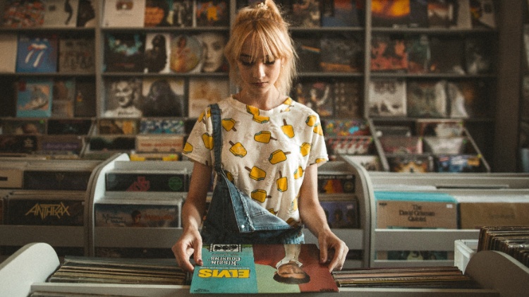 Jovem em loja de discos - Unplash - Unplash