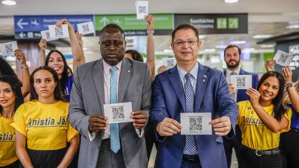Hélio Lopes e Sóstenes Cavalcante abordaram deputados no Aeroporto de Brasília para apoiar urgência do projeto de anistia