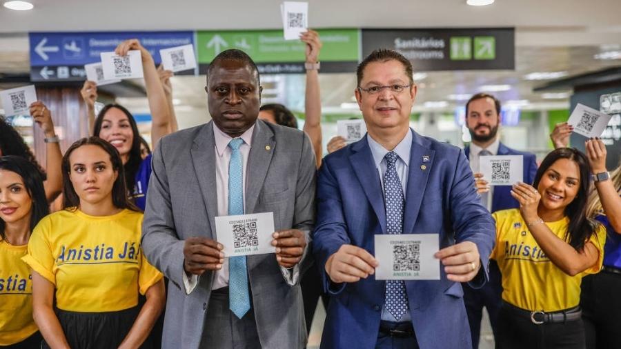 Hélio Lopes e Sóstenes Cavalcante abordaram deputados no Aeroporto de Brasília para apoiar urgência do projeto de anistia - Gabriela Biló/Folhapress