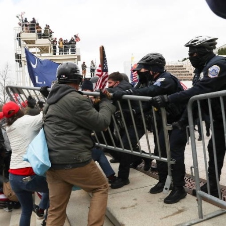 Apoiadores de Donald Trump entram em confronto com policiais na frente do Congresso dos EUA em Washington - Leah Millis/Reuters	