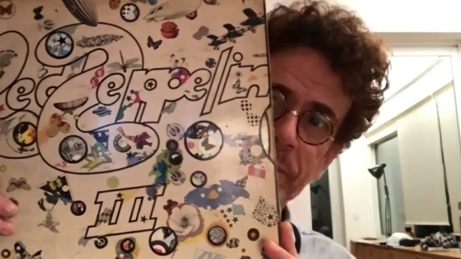 Nando Reis e seu exemplar original do "Led Zeppelin III" - Reprodução