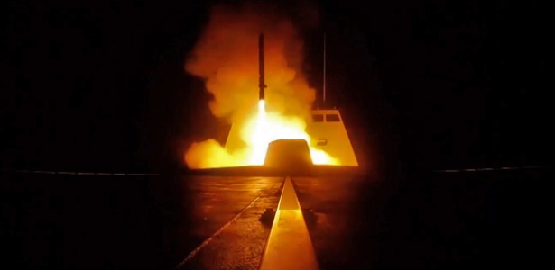 13.abr.2018 - Foto divulgada pelo departamento de Defesa da França mostra o lançamento de um míssil de cruzeiro de um navio militar francês no mar Mediterrâneo em direção a alvos na Síria durante a noite desta sexta (13) - AFP