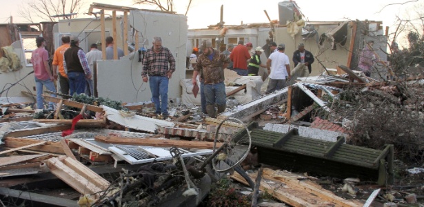 Moradores inspecionam estragos em residência após tempestade em Clarksdale, no Mississipi - Troy Catchings/The Press Register/AP