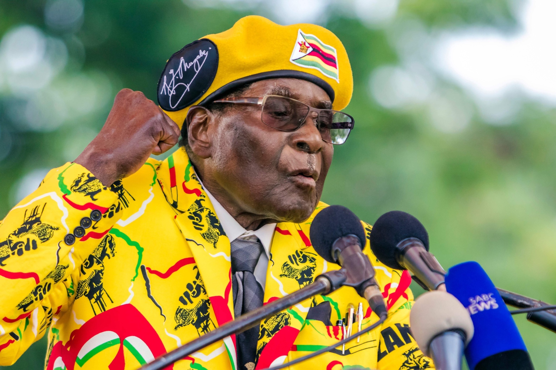 Resultado de imagem para mugabe