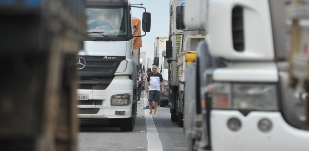 Caminhoneiros, porteiros... | No Brasil, trabalhador essencial e 'invisível' é maior vítima da pandemia de covid