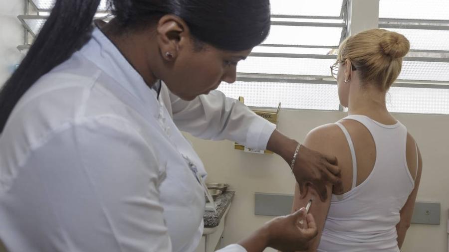 A Anvisa informa que a vacina, de dose única, será indicada para a prevenção da doença em pessoas com 18 anos ou mais. - Taba Benedicto - 24.fev.2018/Folhapress