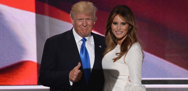 "Minha esposa, uma mãe impressionante, uma mulher incrível: Melania Trump", disse o pré-candidato republicano à Casa Branca - Robyn Beck/AFP