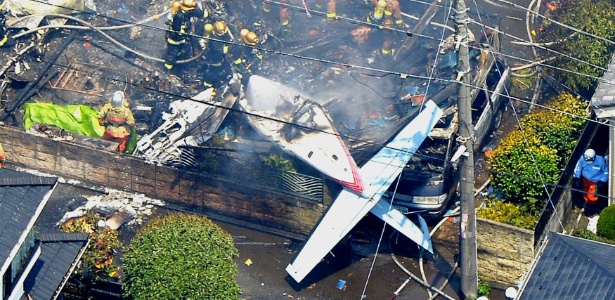 Dois dos três mortos estavam dentro da aeronava, que levava cinco pessoas; os demais feridos foram socorridos - Kyodo/Reuters