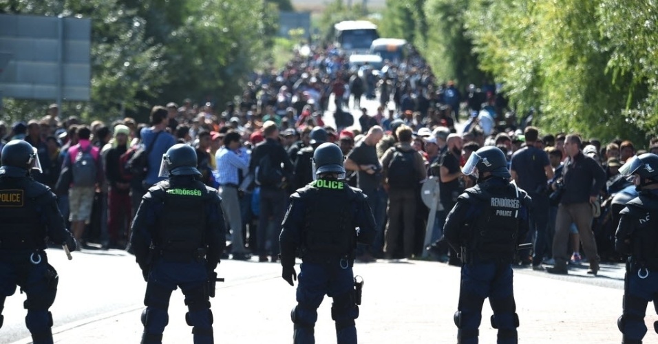 9.set.2015 - Oficiais húngaros bloqueiam passagem de refugiados no vilarejo de Roszke, na fronteira entre a Hungria e a Sérvia