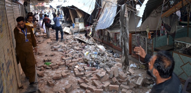26.out.2015 - Mercado fica destruído após terremoto, em Sargodha, no Paquistão - Shahid Bukhari/AFP