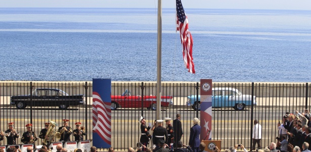 Fuzileiros navais norte-americanos asteiam a bandeira dos EUA pela primeira vez em 54 anos (14.ago.2015)  - Reuters