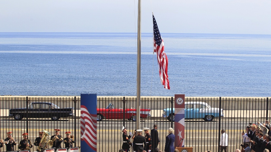 A bandeira dos EUA hasteada em frente à sua Embaixada em Havana (foto): local foi fechado por Trump em setembro de 2017 - Reuters