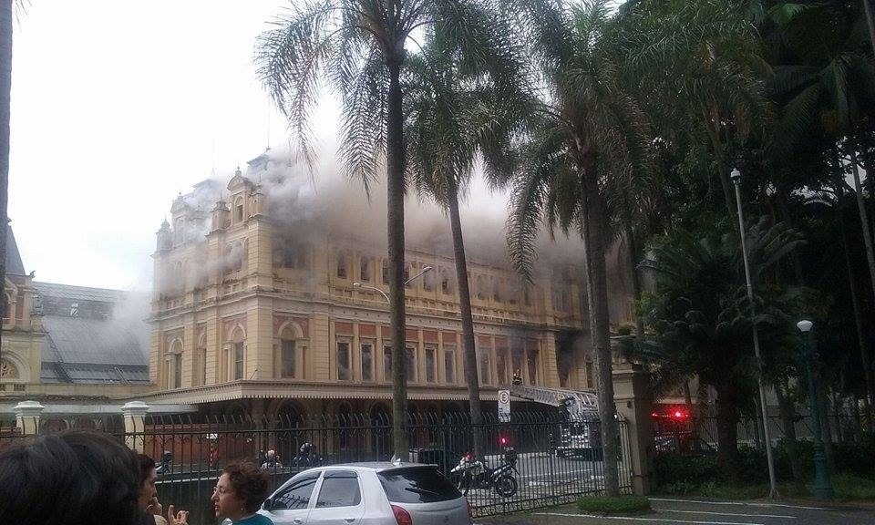 21.dez.2015 - Um incêndio de grandes proporções atinge o Museu da Língua Portuguesa, na região central de São Paulo. Não há informações sobre as causas de incêndio e se há vítimas - Aline Stivaletti