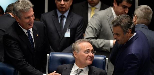 Os senadores Fernando Collor de Melo (PTC-AL) e Aécio Neves (PSDB-MG) conversam Renan Calheiros (PMDB-AL): integrantes da CCJ citados na Lava Jato - Andressa Anholete - 10.mai.2016/AFP