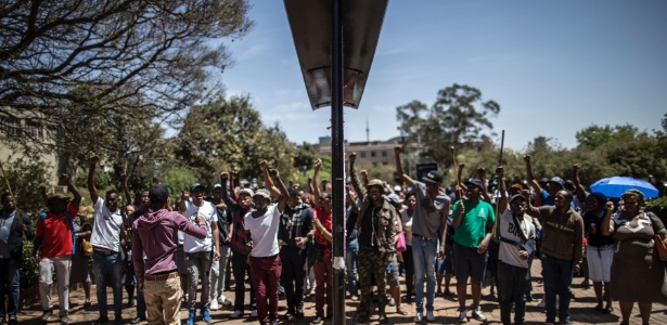 Estudantes da Universidade Witwatersrand fazem protesto no campus em Johannesburgo - Marco Longari/ AFP