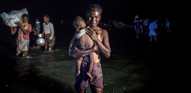 Refugiados rohingya chegam a Shah Porir Dip, Bangladesh, após cruzar o rio Naf - Sergey Ponomarev/The New York Times