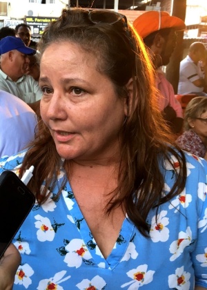 26.abr.2018 - Isabel Cristina Lima Siqueira conversa com a imprensa enquanto aguarda a soltura de seu filho - Hanrrikson de Andrade