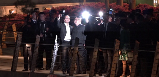 11.jun.2018 - Ministro de Relações Exteriores de Singapura, Vivian Balakrishnan, posa com Kim Jong-un durante um passeio noturno antes da cúpula entre o líder norte-coreano e o presidente Donald Trump - Nicholas Yeo/AFP