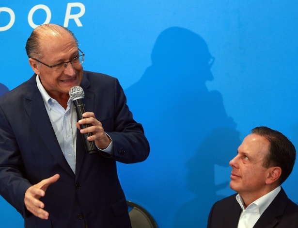 Observado por Doria, Alckmin discursa durante o anúncio do deputado Rodrigo Garcia (DEM) como vice ao governo de SP