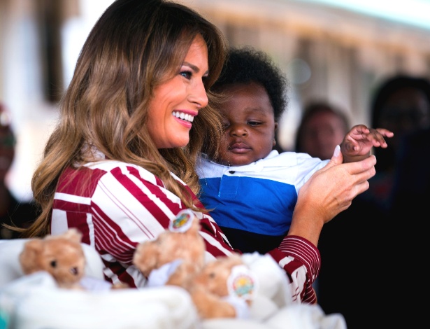 2.out.2018 - A primeira-dama dos EUA, Melania Trump, segura um bebê de seis meses enquanto distribui ursinhos de pelúcia e cobertores  doados pela Casa Branca para crianças no Hospital Regional de Accra, em Gana - Doug Mills/The New York Times