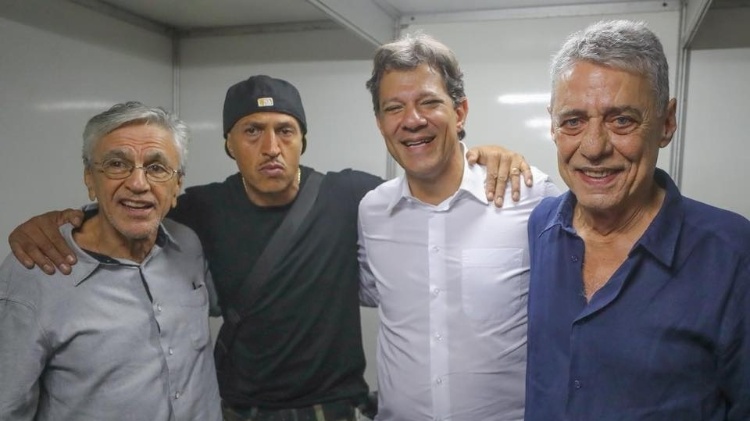 23.out.2018 - Caetano Veloso, Mano Brown e Chico Buarque com Fernando Haddad (PT) em ato de apoio à candidatura do petista no Rio de Janeiro - Divulgação/Ricardo Stuckert - Divulgação/Ricardo Stuckert
