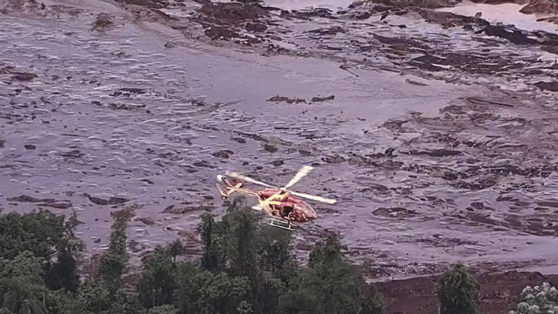 25.jan.2019 - Helicóptero trabalha no resgate de vítimas após rompimento uma barragem da mineradora Vale em Brumadinho (MG) - Reprodução