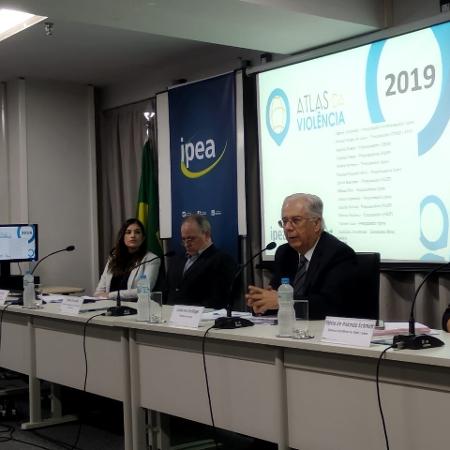 Carlos von Doellinger (à dir.) defende posse de armas durante lançamento de estudo - Igor Mello/ UOL