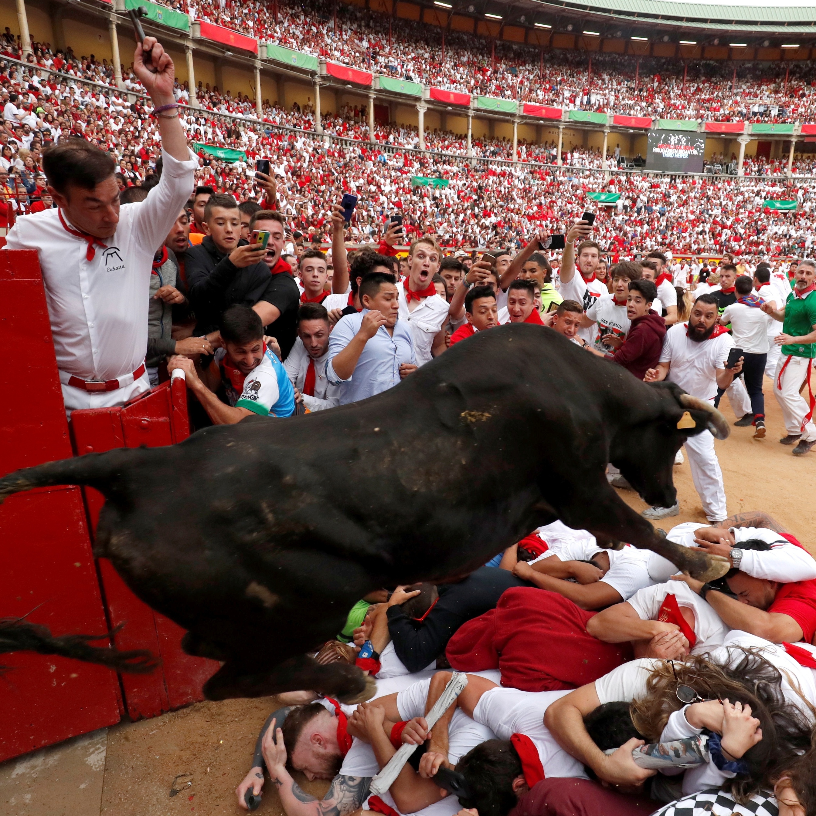 Seis pessoas ficam feridas na primeira corrida de touros do festival de San  Fermin, na Espanha